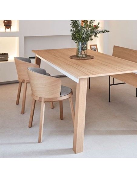 Silla fabricada con madera maciza y contrachapado