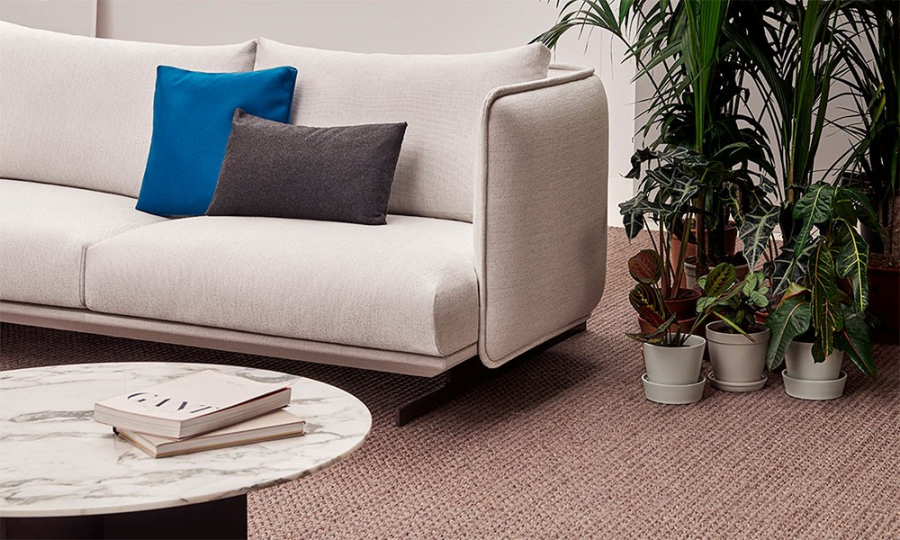 Sofá Serene con base metálica