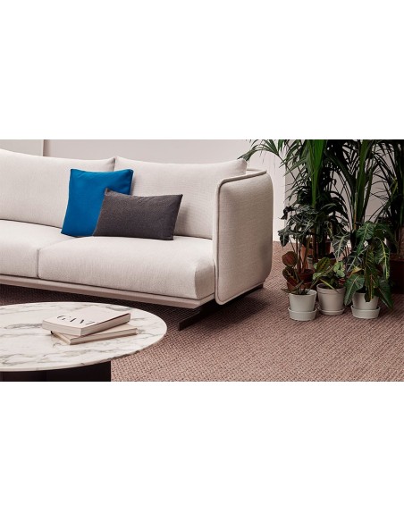 Sofá Serene con base metálica