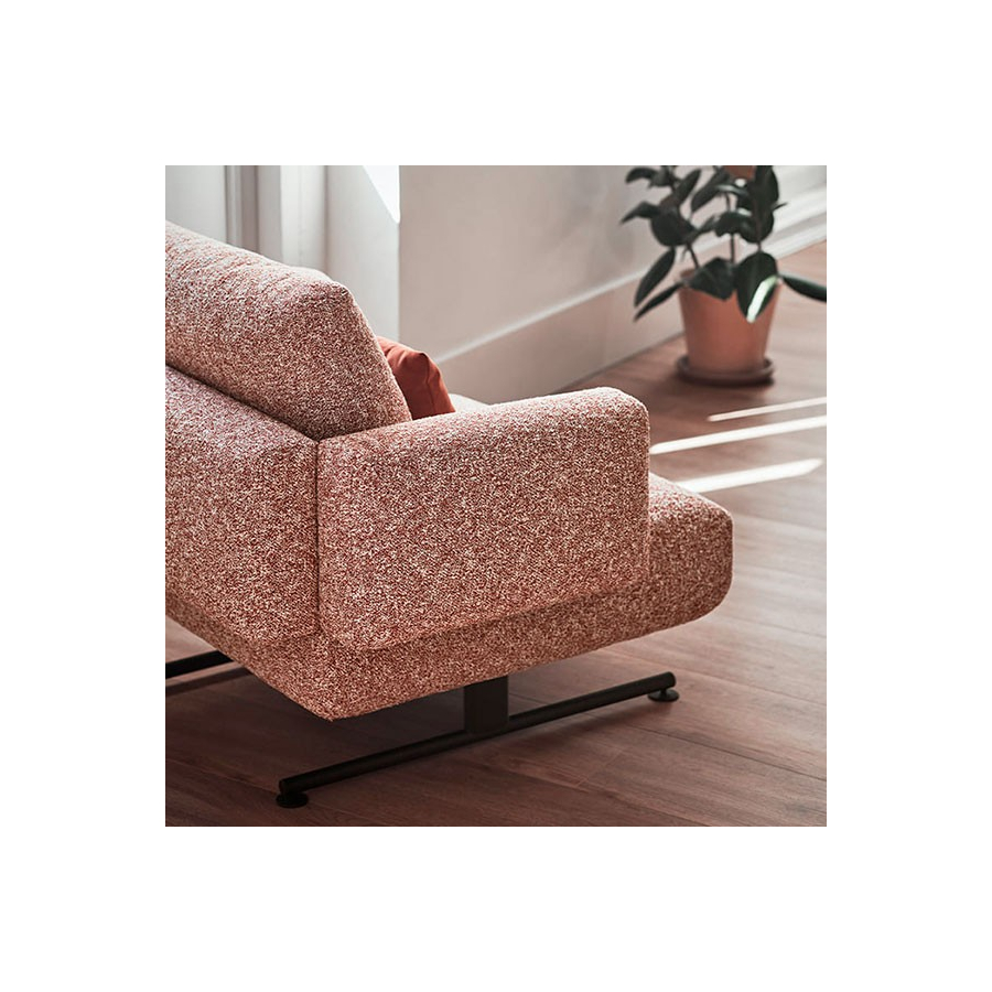 Sillón de una plata tapizado con patas metálicas