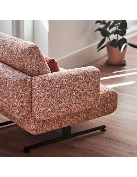 Sillón de una plata tapizado con patas metálicas