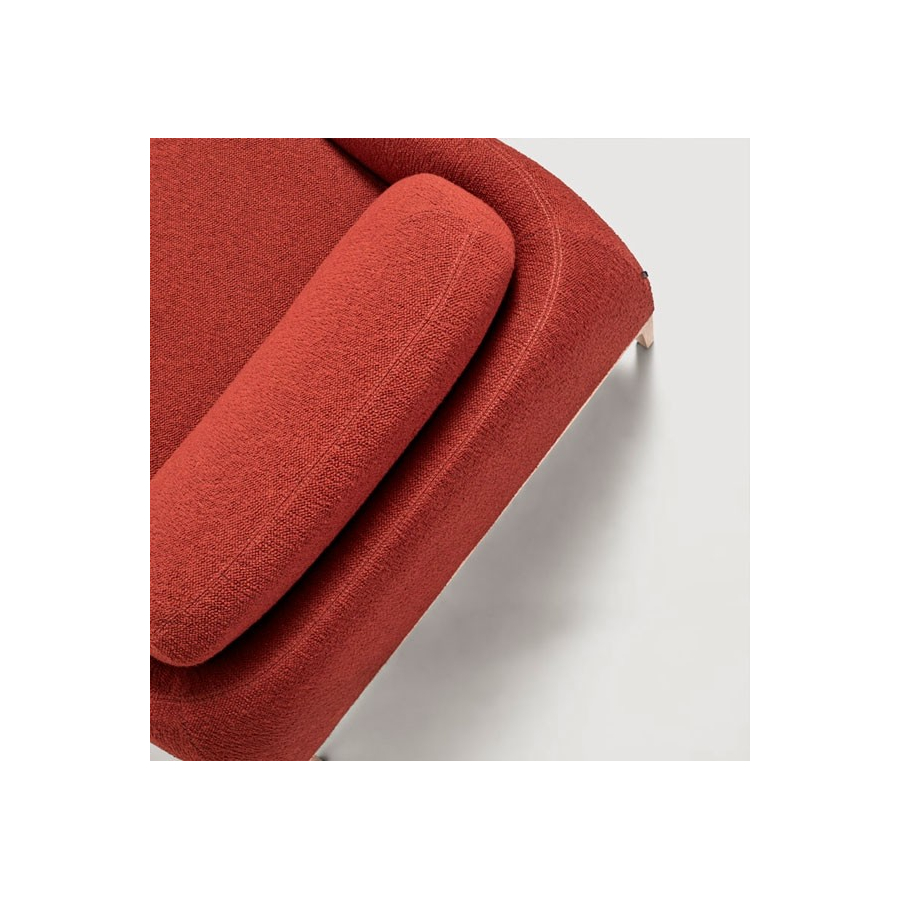 Sillón Bolero tapizado en tela con patas de madera