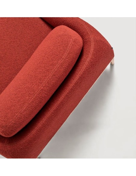 Sillón Bolero tapizado en tela con patas de madera