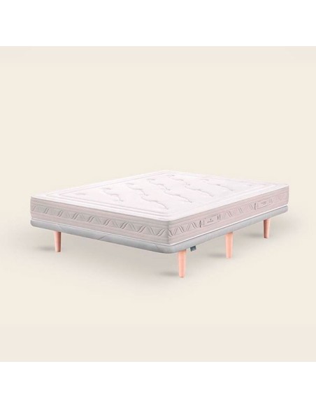 Base tapizada con patas cónicas en Muebles Lara