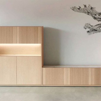 Salón One de P. Espejo, en chapa de madera natural y tapa porcelánica