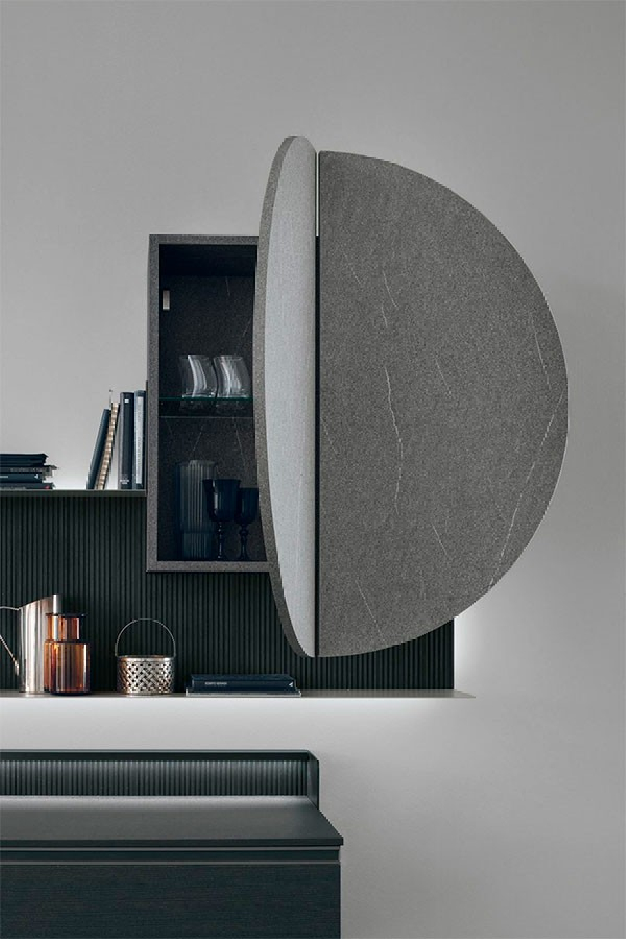 Detalle del mueble funcional y decorativo  que recuerda a la luna llena del salón Atlante 101 de Tomasella