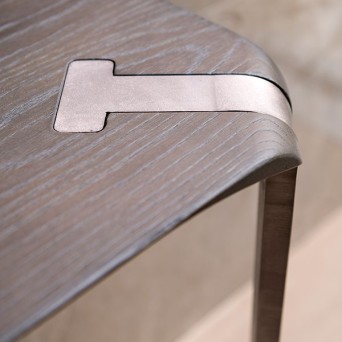 Consola Lio de Altacorte, fabricada en madera maciza y base metálica 2