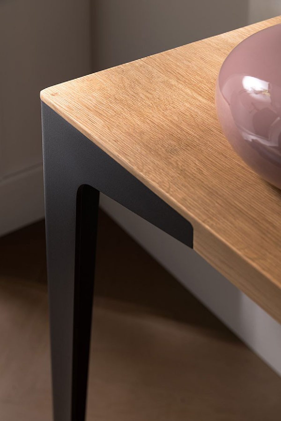 Detalle de la tapa de madera maciza en acabado roble alaska de la Consola Fly de Altacorte