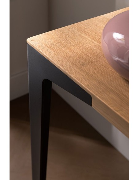 Detalle de la tapa de madera maciza en acabado roble alaska de la Consola Fly de Altacorte
