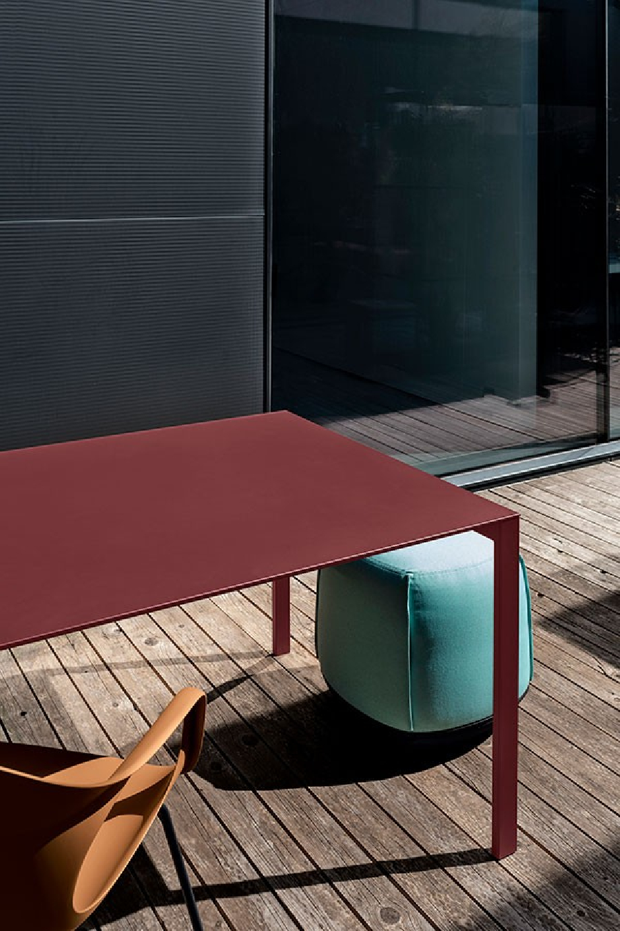 Mesa Thin-K para terraza color granate