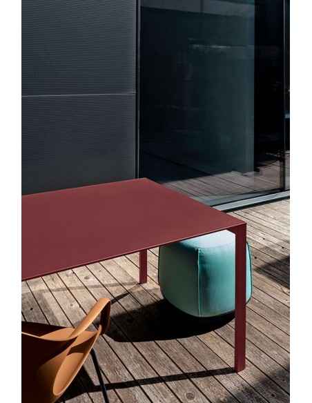 Mesa Thin-K para terraza color granate