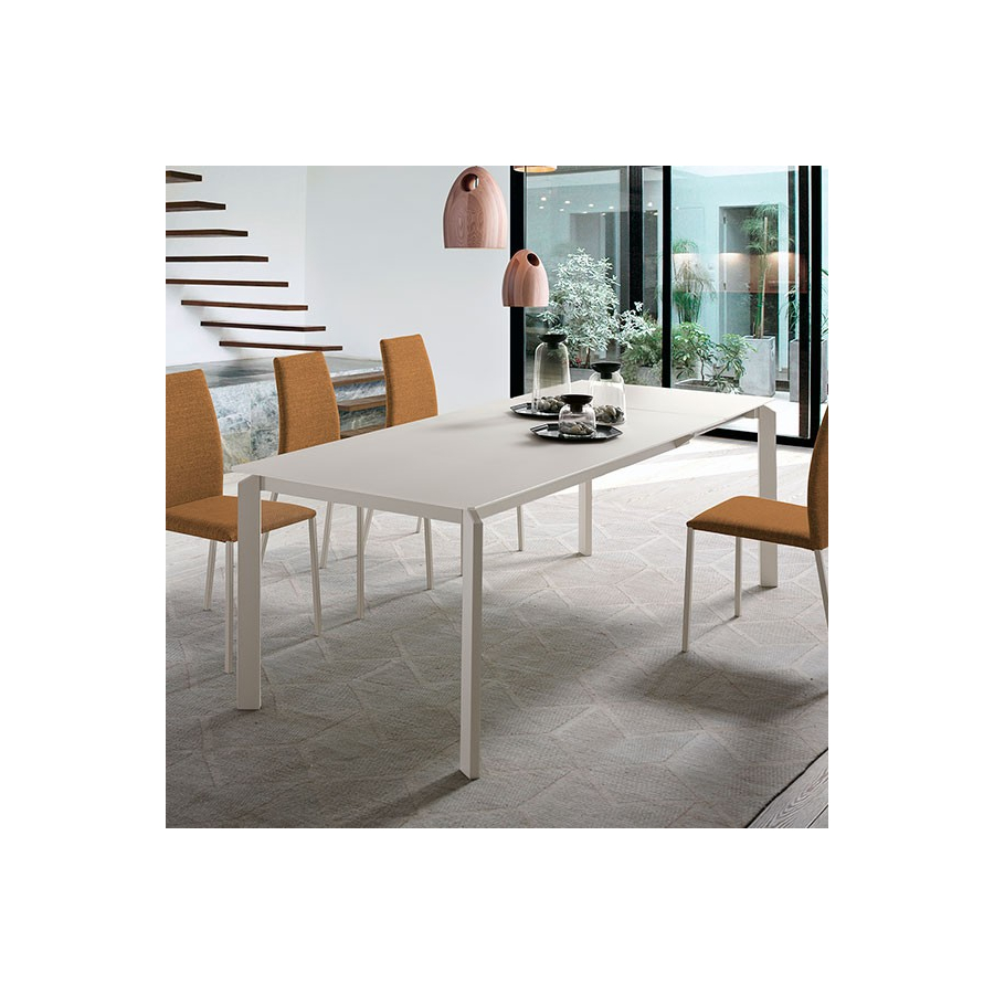 Mesa de comedor con tapa vidrio y patas metálicas