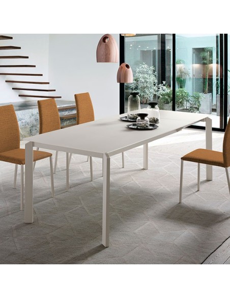 Mesa de comedor con tapa vidrio y patas metálicas