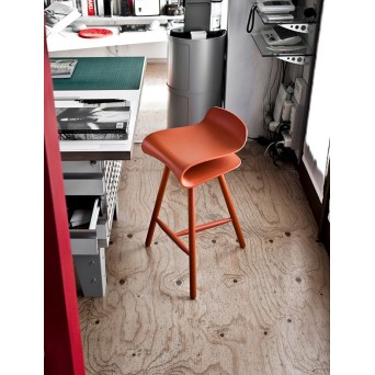 Taburete BCN con patas de madera 2