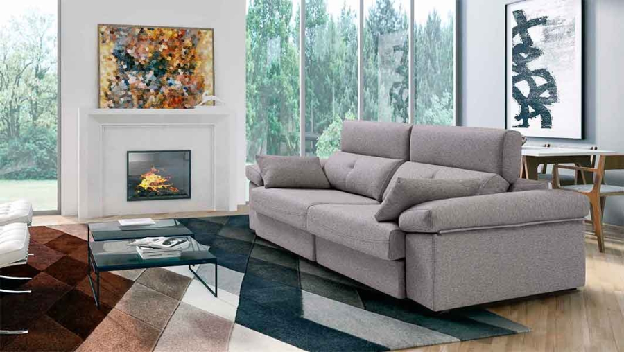 El sofá Iris se integra con naturalidad en el salón, combinando diseño y elegancia