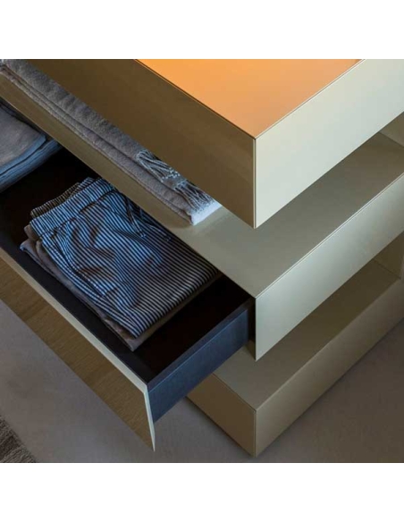Cómoda de diseño And fabricada en MDF lacado con cajón abierto