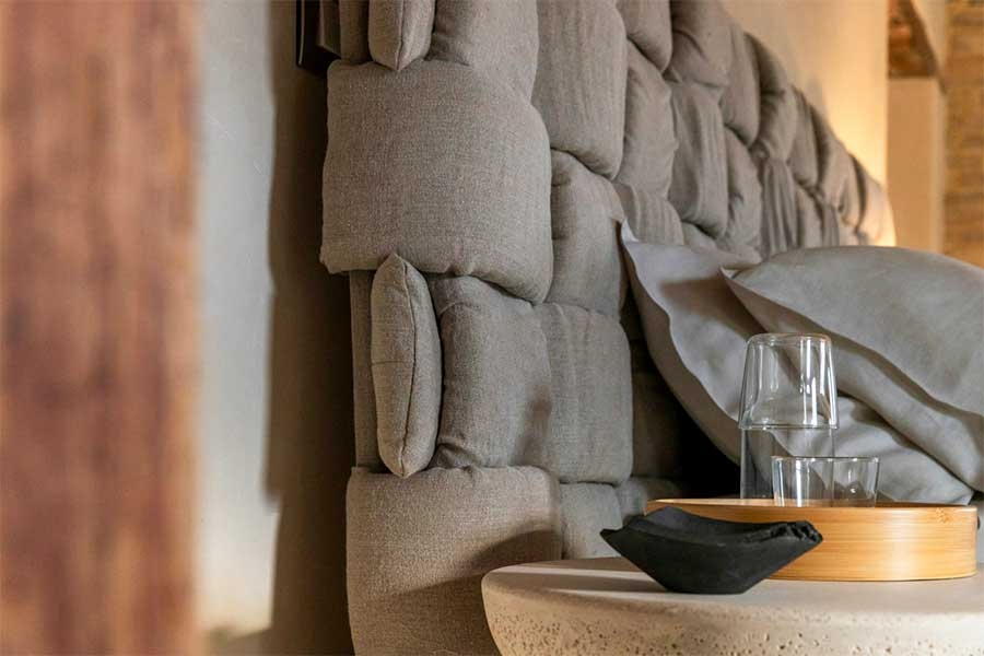 Cama Flirt con tapizado trenzado