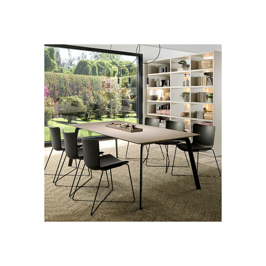 Silla de comedor con estructura metálica