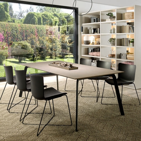 Silla de comedor con estructura metálica