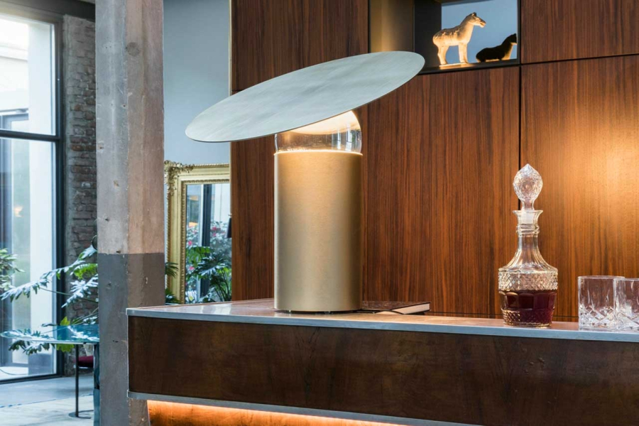 Lámpara Era con cuerpo de metal y esfera de cristal