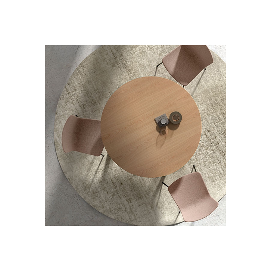 Mesa Kone y sillas Poppea tapizadas