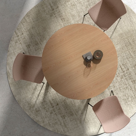 Mesa Kone y sillas Poppea tapizadas