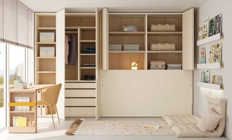 Habitación con cama abatible horizontal y armario
