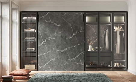 Cama abatible vertical con armarios de puertas de cristal