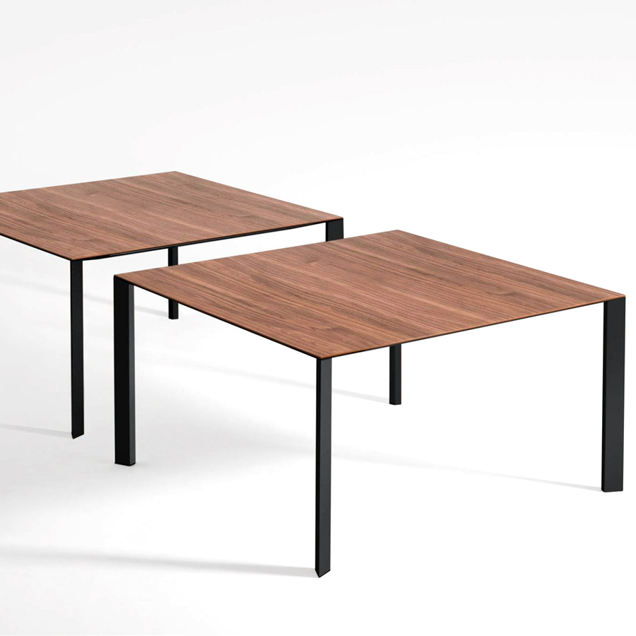 Mesa comedor Akashi cuadrada con tapa de madera y estructura aluminio negra