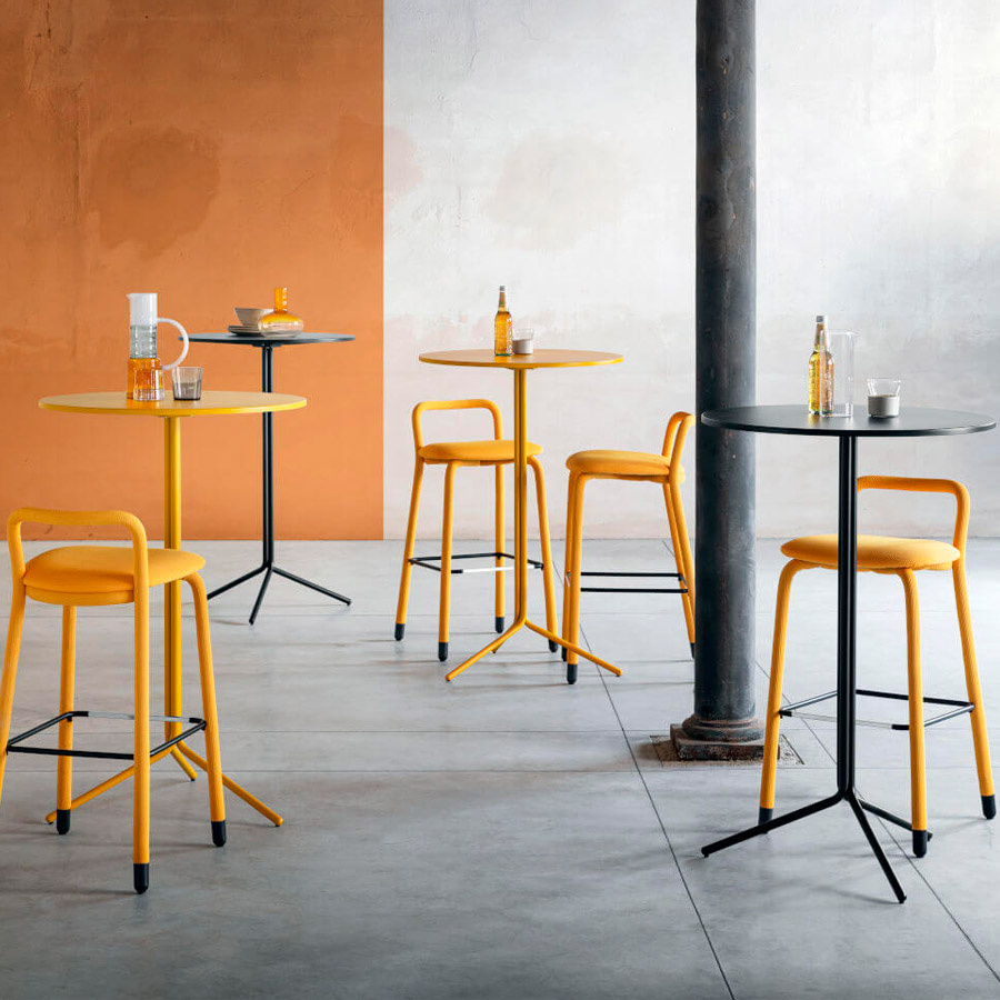 Taburete Pippi bar tapizado tela color amarillo