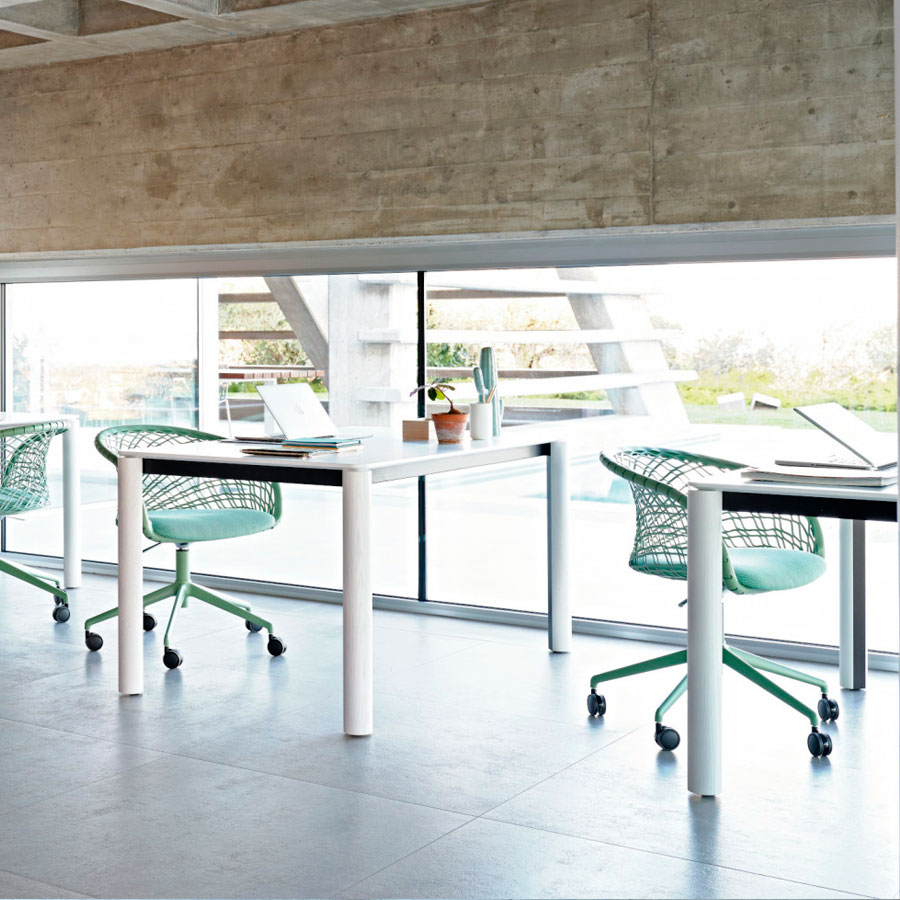 Ambiente oficina con sillas P47 de Midj en acabado tapizado color verde