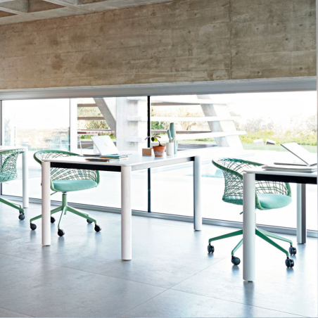 Ambiente oficina con sillas P47 de Midj en acabado tapizado color verde