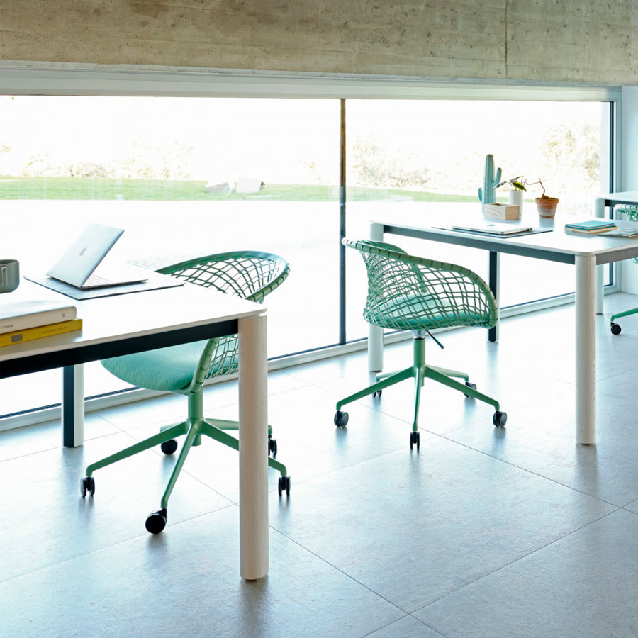 Ambiente oficina con sillas P47 de Midj con ruedas en color verde