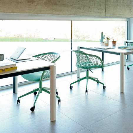 Ambiente oficina con sillas P47 de Midj con ruedas en color verde