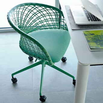 Silla P47 de Midj con ruedas en color verde 2