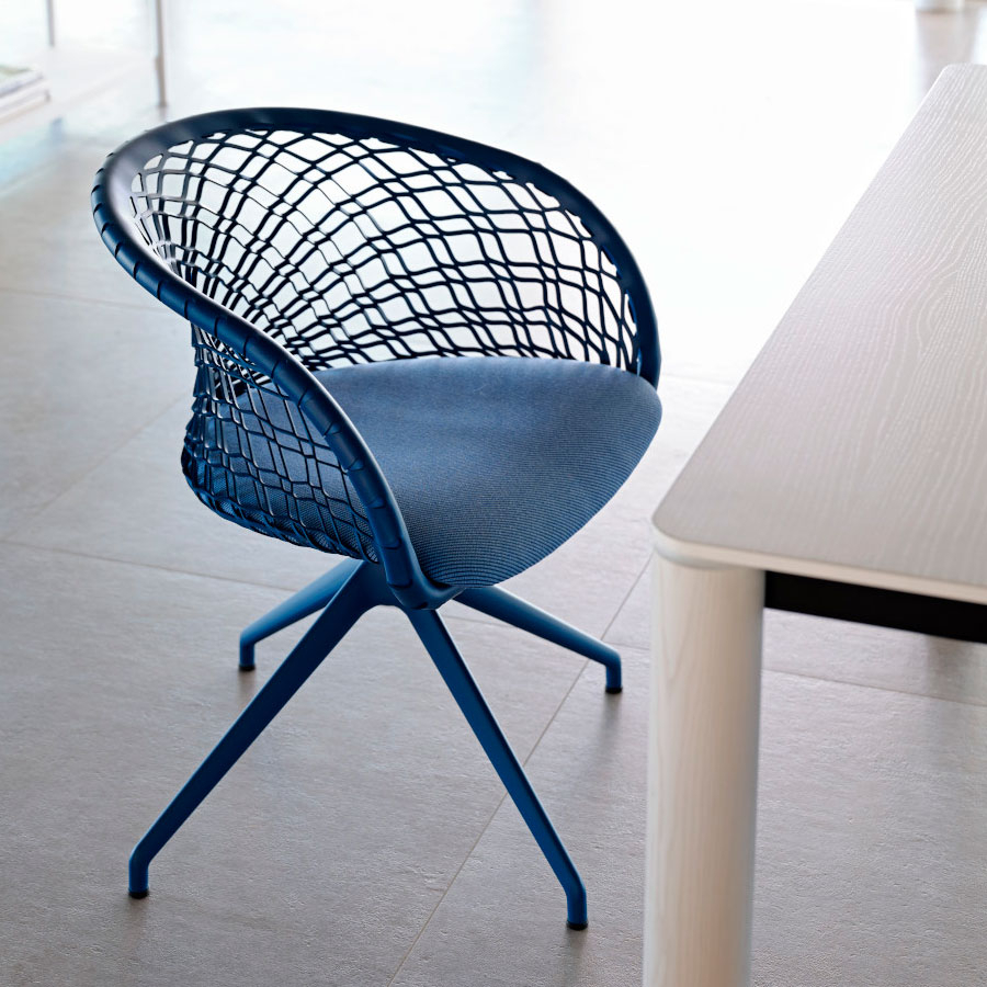 Silla P47 detalle del tapizado en cuero de malla color azul