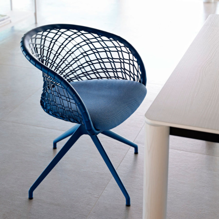 Silla P47 detalle del tapizado en cuero de malla color azul