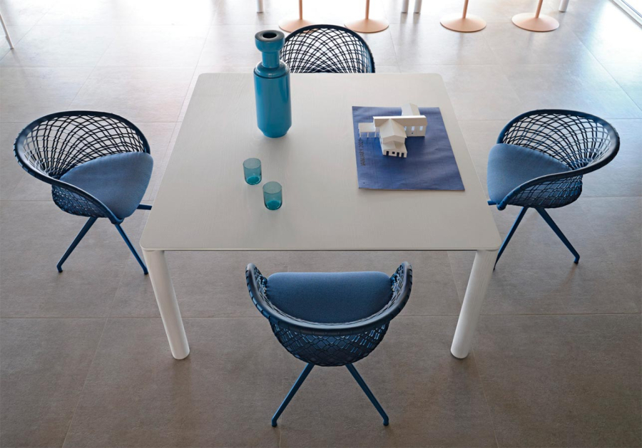 Ambiente comedor con sillas P47 de Midj en acabado color azul