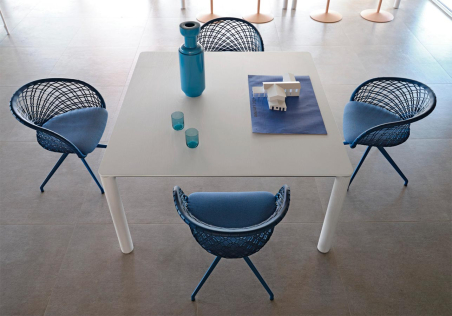 Ambiente comedor con sillas P47 de Midj en acabado color azul