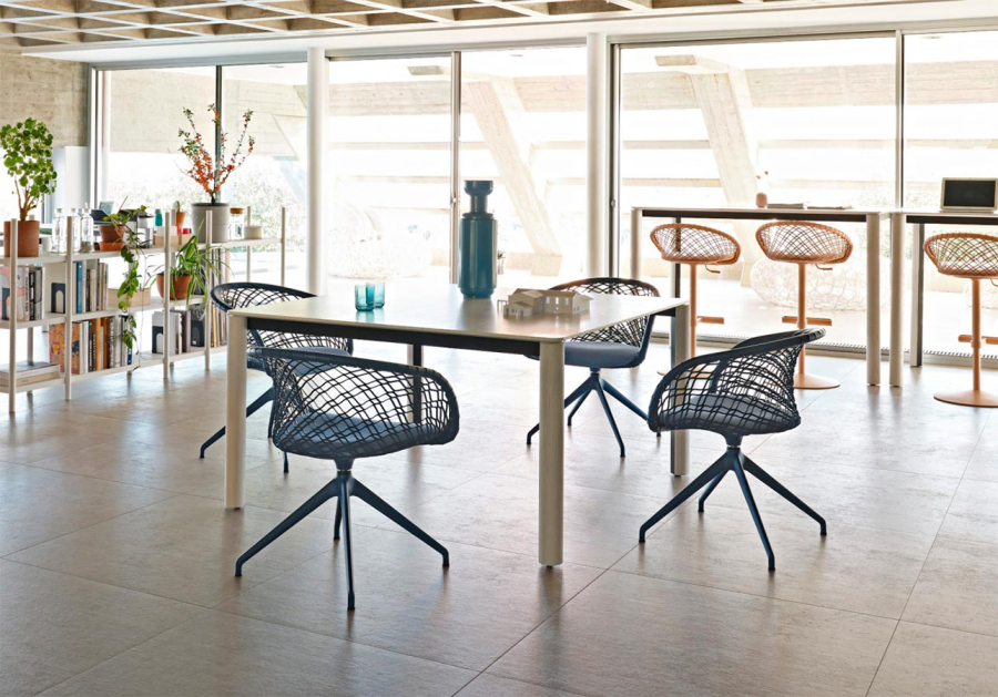 Ambiente oficina con sillas P47 de Midj en acabado color azul