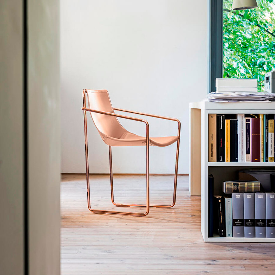 Silla Apelle de Midj con estructura y cuero en color rosa