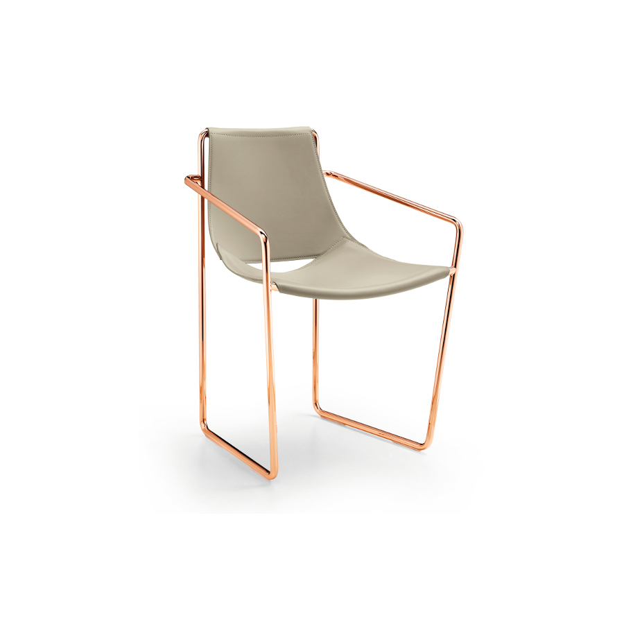 Silla Apelle de Midj con estructura de metal y asiento de cuero