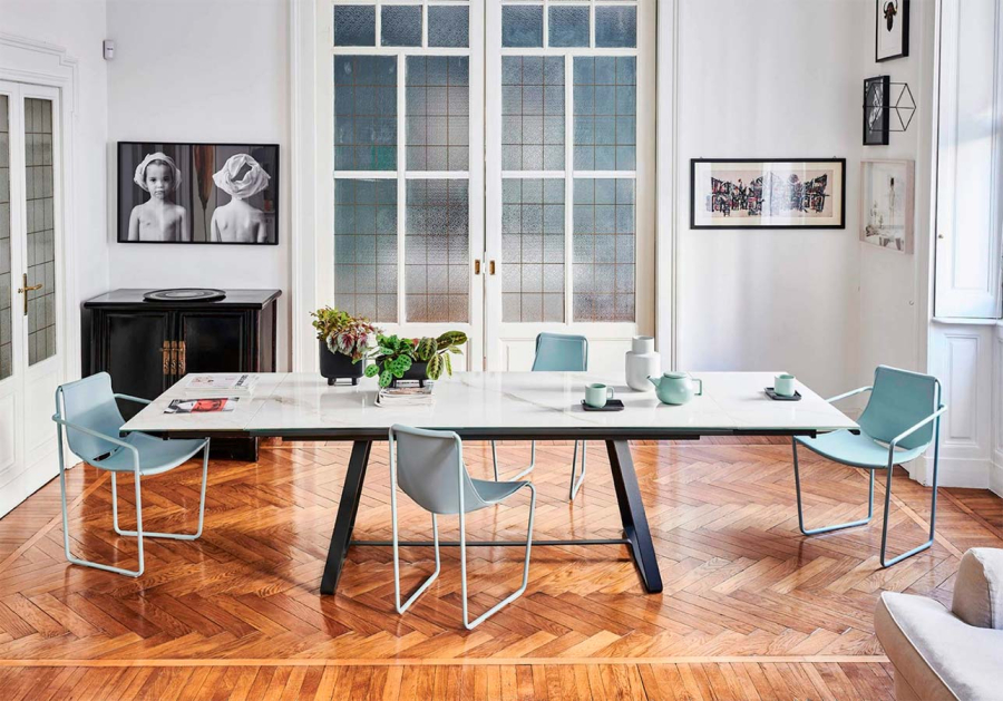 Ambiente comedor con silla Apelle de Midj en color azul cielo