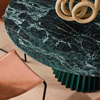 Mesa Plissé de la firma Midj con base de metal plisado y sobre de cristalcerámica color verde 2