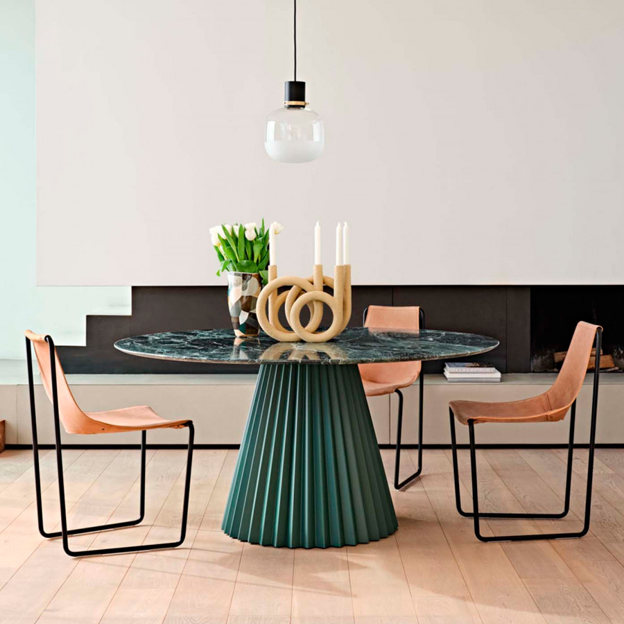 Ambiente de comedor con mesa Plissé redonda de Midj y sillas Apelle