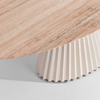 Mesa Plissé de la firma Midj con base de metal plisado y sobre de mármol travertino 2