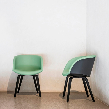 Ambiente de dos sillas Danny P de Midj con estructura en color negro y asiento tapizado en tela verde