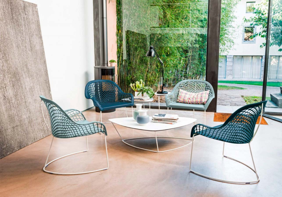 Ambiente lounge con cuatro sillas Guapa AP en diferentes colores