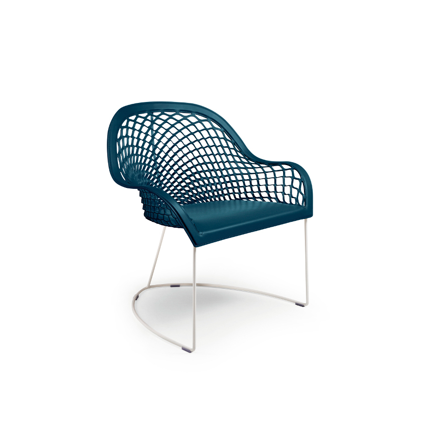 Silla Guapa AP de la firma Midj con base de metal cromado y asiento en cuero azul