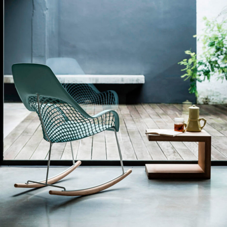 Mecedora Guapa con asiento en color azul claro, patas en metal blanco y balancín de madera